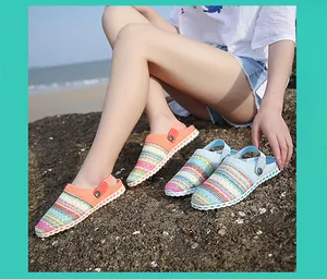 Ademende veelkleurige geweven strandsandalen voor koppels in een zonnige kustomgeving