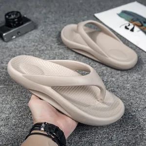 Tongs de mode à semelle épaisse antidérapantes en beige neutre pour l'été en plein air
