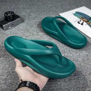Tongs antidérapantes vert foncé à semelles épaisses pour un port d'été élégant en extérieur