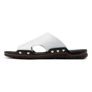 Vue latérale de claquettes en cuir blanc pour hommes avec semelle rouge et clous argentés