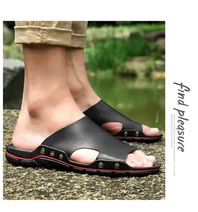Vue latérale de claquettes en cuir noir pour hommes avec bordure rouge et rivets.