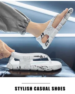 Detailansicht stilvoller weißer Flip-Flops mit Graffiti-Print und weicher Polstersohle.