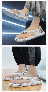 Detailaufnahme stylischer Herren Flip-Flops mit Graffiti-Print und dicker Sohle