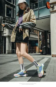 Mannequin en style urbain portant des chaussures de basket en maille colorée et chaussettes