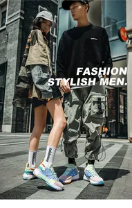 Détail de chaussures de basket flyknit colorées portées par des mannequins de rue.