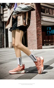Détail des chaussures de basket-ball en maille respirante rose élégantes pour le plein air