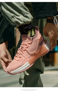 Vue détaillée des baskets de basket-ball roses en maille respirante pour hommes