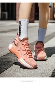 Détail de chaussures de basket en tricot rose avec semelle en mousse EVA légère