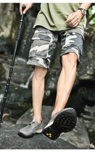 Dettaglio di scarpe da trekking traspiranti da uomo con suola in gomma antiscivolo