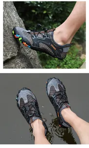 Gros plan de chaussures d'eau respirantes pour hommes avec semelle camouflage et lacets