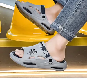 Nahaufnahme grauer Herren-Outdoorsandalen mit dicker Sohle, Luftlöchern und Schnallenriemen