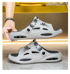 Seitenansicht graue Herren-Clogs mit dicker Sohle und verstellbarem Riemen