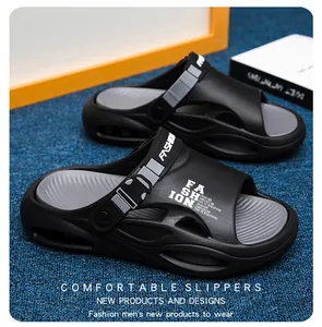 Detail von Herren-Strandclogs mit dicker Sohle und verstellbarem Riemen