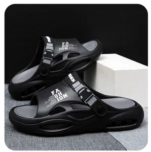 Detailansicht der schwarzen Outdoor-Sandalen für Herren mit atmungsaktivem Hohldesign