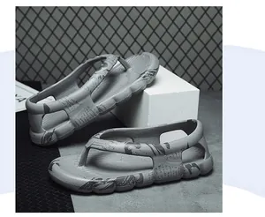 Detailansicht grauer atmungsaktiver Flip-Flops mit dicker Sohle und Grafikdruck