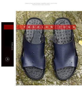 Gros plan de claquettes en cuir bleu marine avec gouttes d'eau sur pierre humide