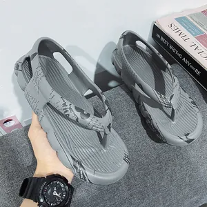 Moderne graue Flip-Flops mit Graffiti-Druck und weicher Sohle für den Sommer Freizeit