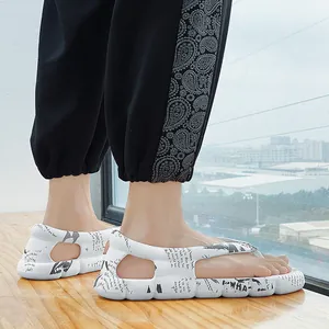Bequeme weiße Flip-Flops aus Schaumstoff mit stilvollem schwarzem Graffiti-Aufdruck für den Sommer