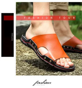 Gros plan sur des sandales en cuir orange élégantes pour hommes en extérieur