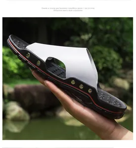 Vue latérale détaillée des sandales en cuir blanc pour hommes avec rivets chics.