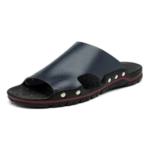 Mules en cuir bleu marine pour hommes avec rivets et semelle antidérapante pour l'été
