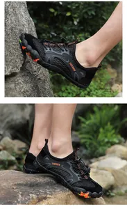 Détail de chaussures d'eau en maille noire respirante pour hommes sur des rochers