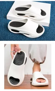 Dettaglio delle ciabatte bicolore da uomo con suola spessa e design bianco e nero.