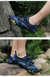Gros plan sur des chaussures d'eau en maille bleue respirante pour hommes en extérieur