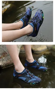 Gros plan de chaussures d'eau en maille bleue respirante portées dans l'eau courante