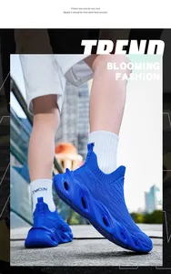 Primo piano della scarpa sportiva blu vibrante in fly-knit traspirante con suola spessa