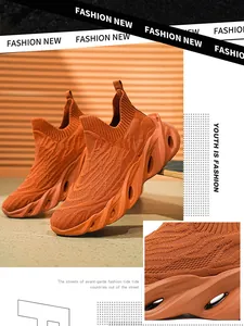 Vista dettagliata di sneaker fly-knit arancioni con suola spessa e scolpita