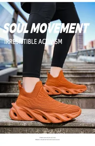 Vista dettagliata delle scarpe sportive flyknit arancioni con suola spessa sulle scale