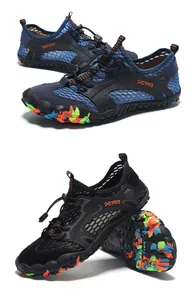 Vue détaillée de chaussures d'eau en maille respirante avec semelles camouflage colorées
