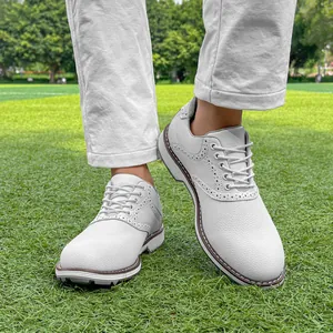Λεπτομερής άποψη λευκών παπουτσιών γκολφ brogue για άνδρες σε επαγγελματικό πράσινο γήπεδο