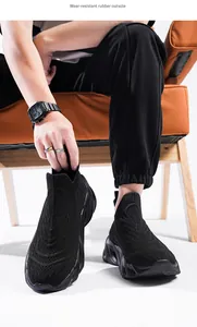 Vista dettagliata delle sneakers nere in maglia traspirante con suola robusta in gomma