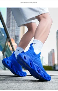 Dettaglio della suola in gomma blu resistente su scarpe sportive in tessuto fly-knit.