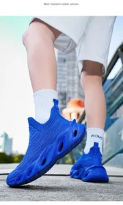 Dettaglio di queste sneaker in maglia blu traspirante con suola in gomma resistente