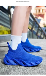 Vista dettagliata delle sneakers blu in maglia con suola in gomma spessa