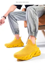 Dettaglio delle sneakers in maglia gialla traspirante con suola spessa in gomma