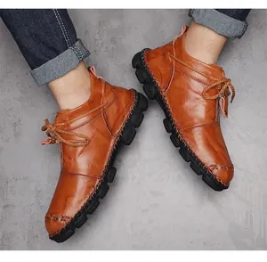 Macrodetail van heren werkschoenen van leer in tan kleur met rits aan de zijkant.