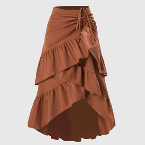Detalle de falda asimétrica con volantes en color marrón óxido y diseño elegante