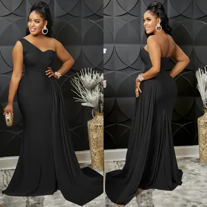 Elegante vestido de fiesta negro con un hombro, corte ajustado y drapeado largo