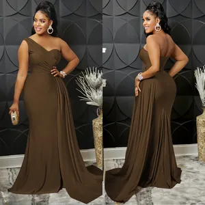 Elegante vestido de noche de sirena de un hombro marrón chocolate para fiestas.
