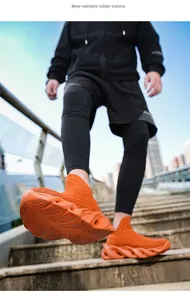 Dettaglio di scarpe da ginnastica in maglia arancione con suola spessa in gomma