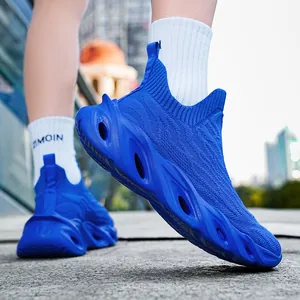 Sneaker sportive traspiranti blu reale in flyknit con suola spessa e traforata unica