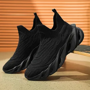 Sneaker sportive nere in maglia traspirante con suole spesse leggere per la corsa