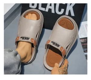 Gedetailleerd overzicht van grijze heren-EVA-slippers met stijlvolle bruine bandjes.