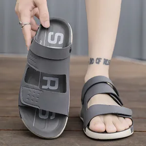 Modische graue Herren-Sandalen mit offener Zehenpartie für Outdoor-Sommer-Strandtage.