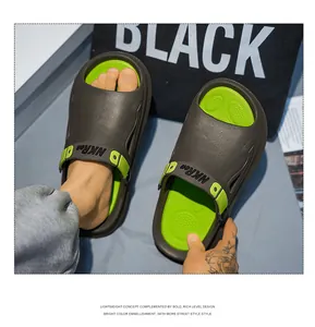 Close-up van trendy heren EVA-slippers met dikke zool in de kleuren grijs en limoengroen
