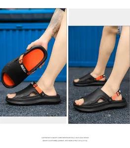 Detailweergave van zwarte EVA-sandalen met oranje accenten en de zolen